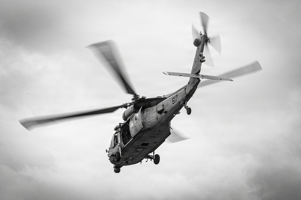 Fuji Viper 26.3 | U.S. Marines Conduct Fast-Rappelling Techniques | Monochrome Collection