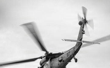 Fuji Viper 26.3 | U.S. Marines Conduct Fast-Rappelling Techniques | Monochrome Collection