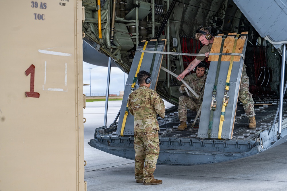 317th AW, 734th AMS conduct combat offload Method C training at Andersen AFB