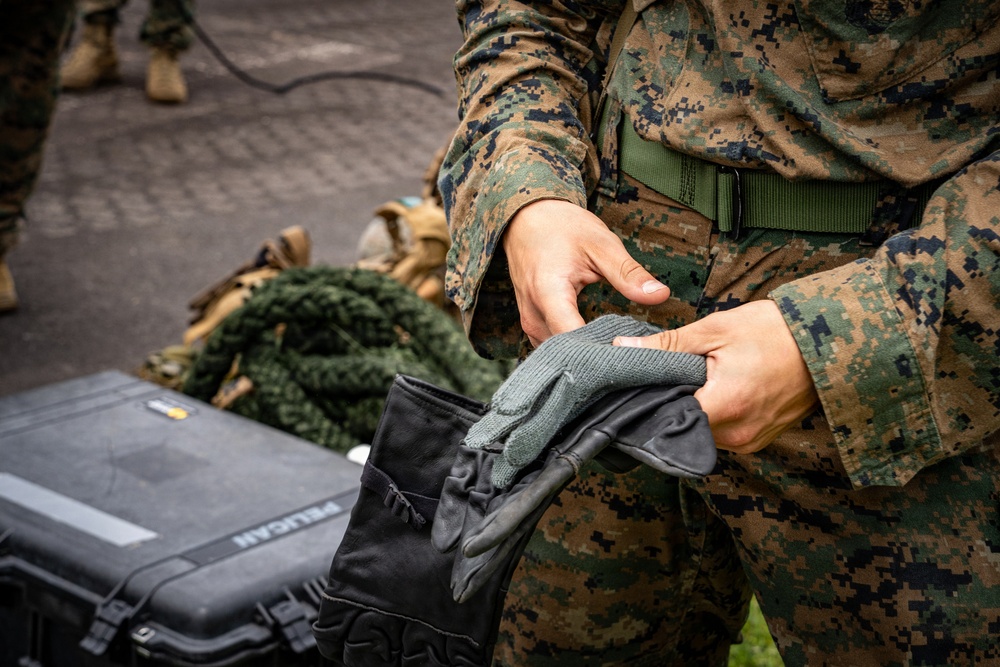 Fuji Viper 26.3 | U.S. Marines Conduct Fast-Rappelling Techniques