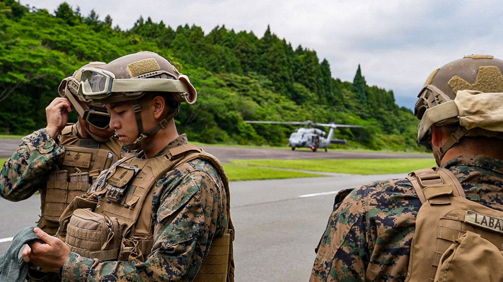 Fuji Viper 26.3 | U.S. Marines Conduct Fast-Rappelling Techniques