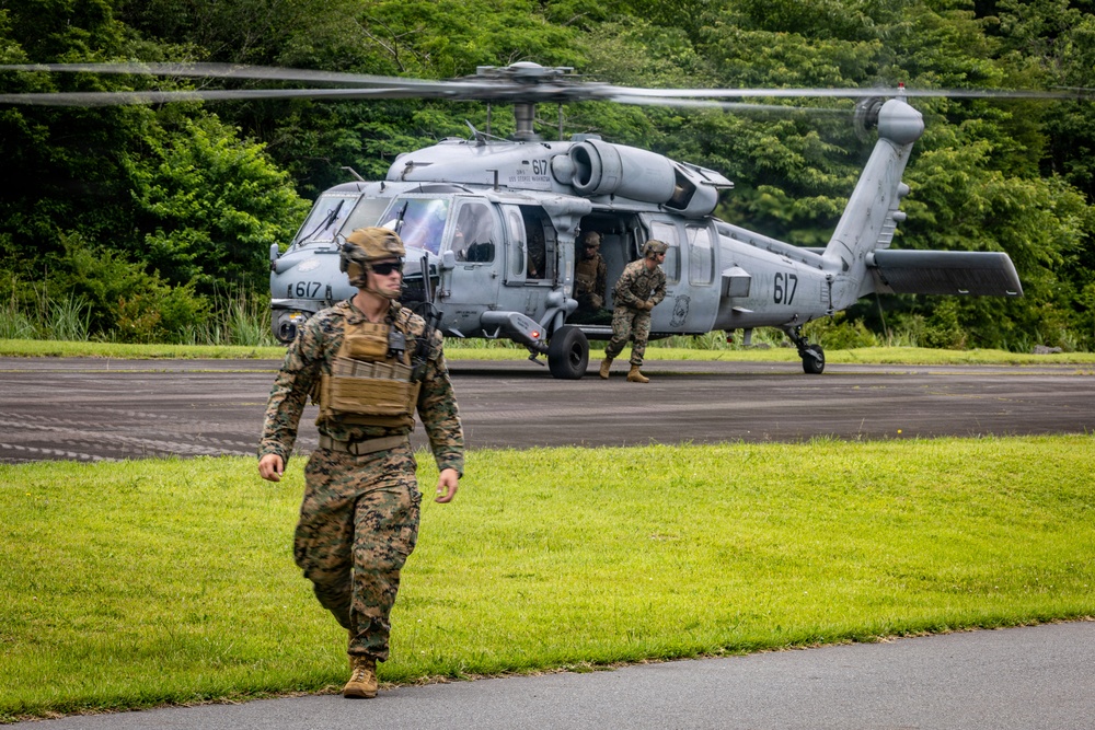 Fuji Viper 26.3 | U.S. Marines Conduct Fast-Rappelling Techniques