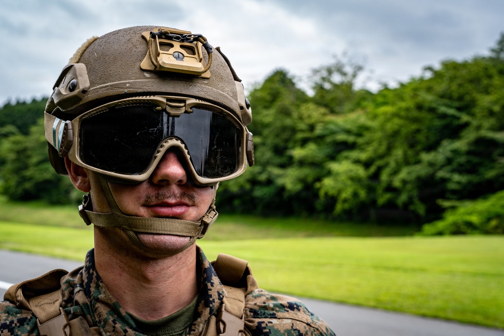 Fuji Viper 26.3 | U.S. Marines Conduct Fast-Rappelling Techniques