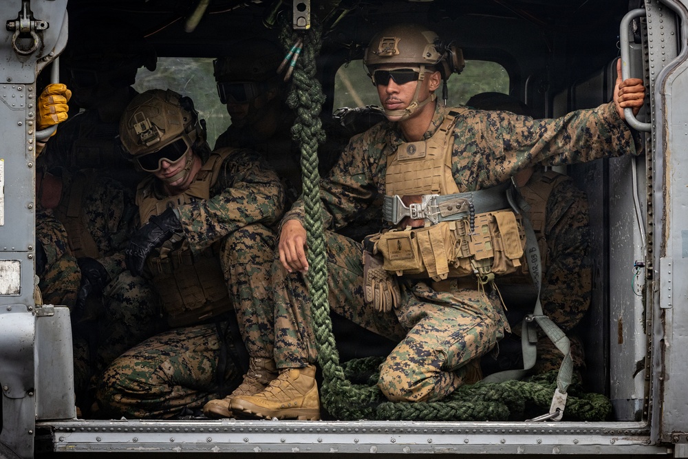 Fuji Viper 26.3 | U.S. Marines Conduct Fast-Rappelling Techniques