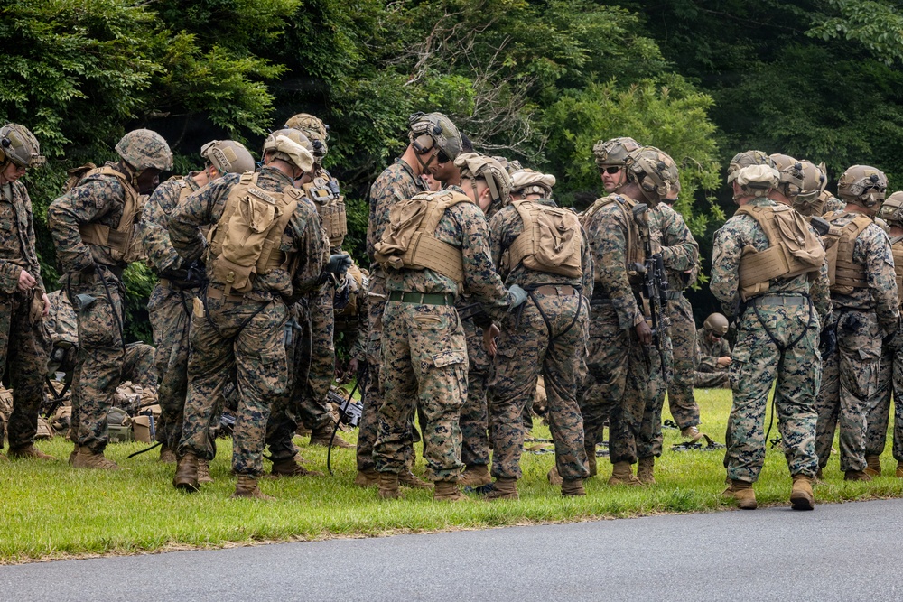 Fuji Viper 26.3 | U.S. Marines Conduct Fast-Rappelling Techniques