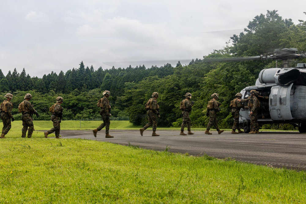 Fuji Viper 26.3 | U.S. Marines Conduct Fast-Rappelling Techniques