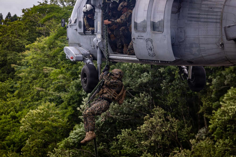 Fuji Viper 26.3 | U.S. Marines Conduct Fast-Rappelling Techniques
