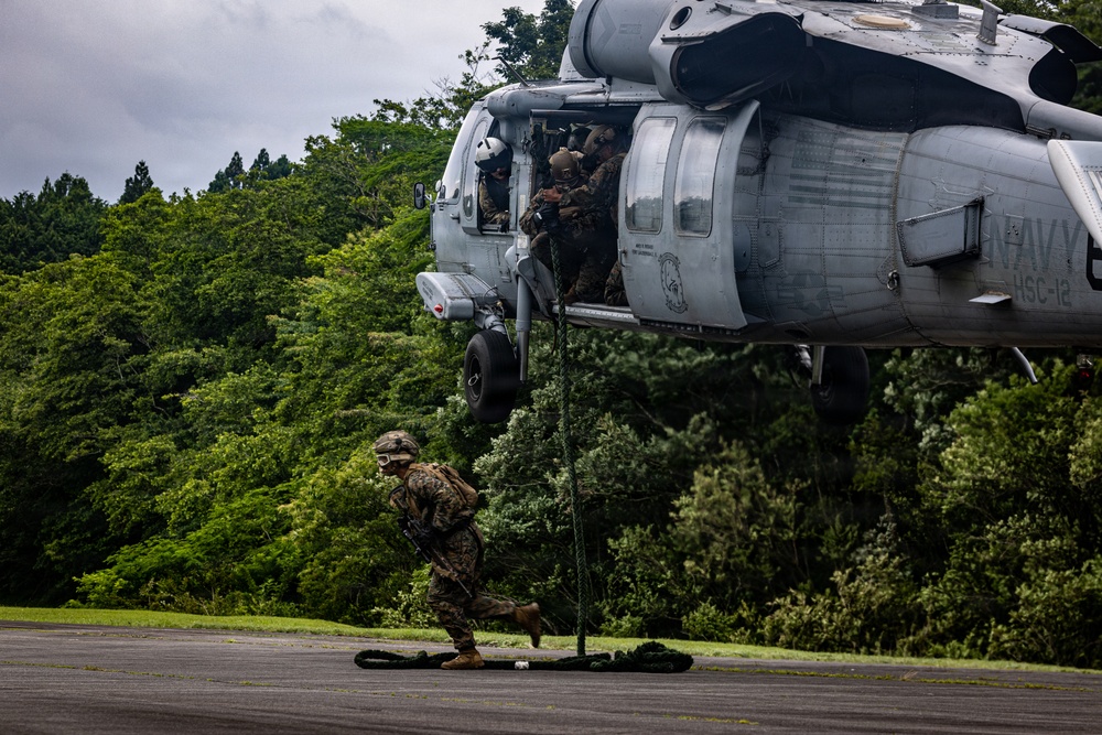 Fuji Viper 26.3 | U.S. Marines Conduct Fast-Rappelling Techniques