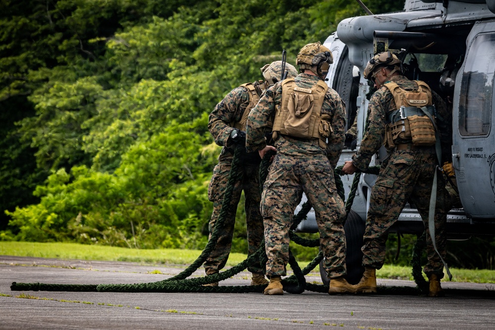 Fuji Viper 26.3 | U.S. Marines Conduct Fast-Rappelling Techniques