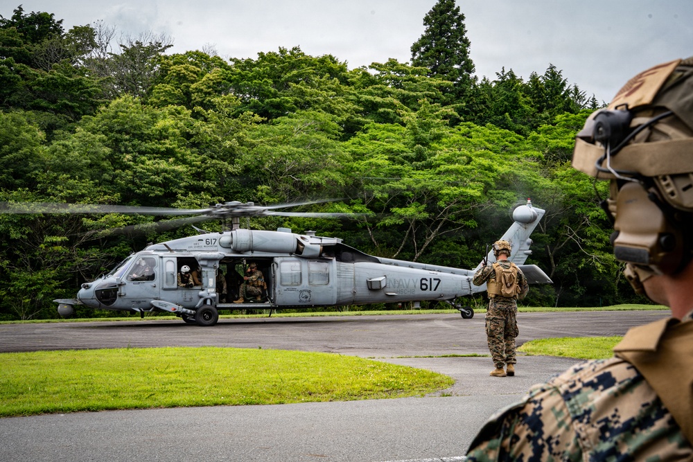 Fuji Viper 26.3 | U.S. Marines Conduct Fast-Rappelling Techniques