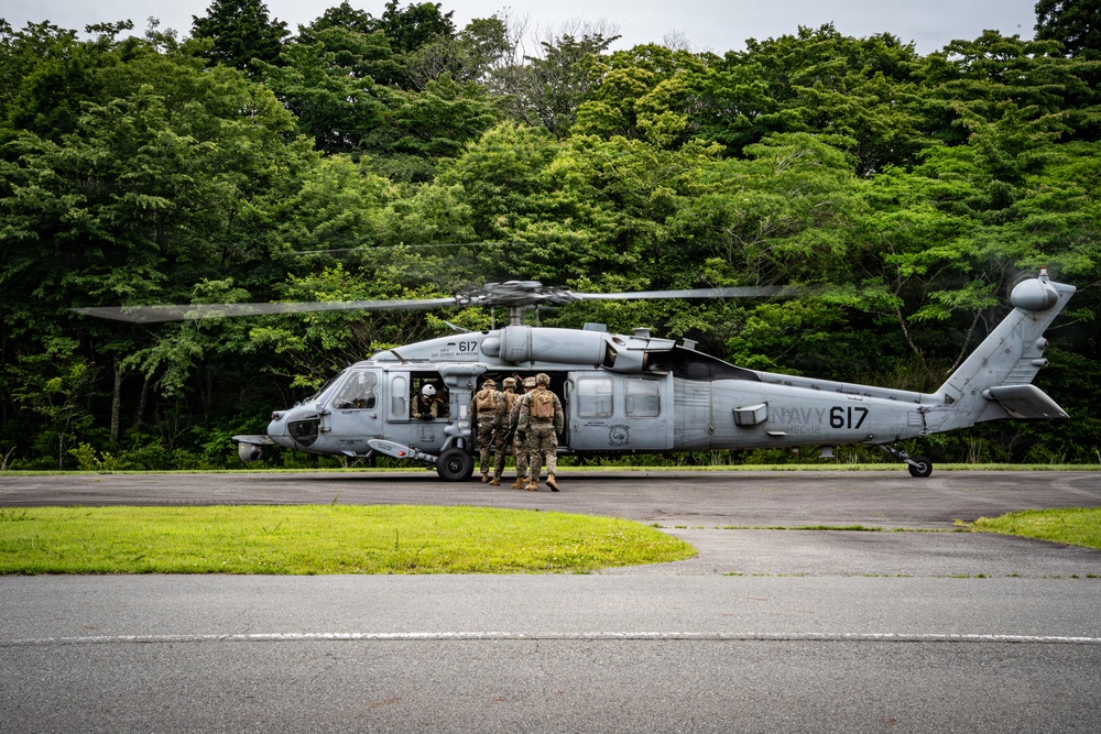 Fuji Viper 26.3 | U.S. Marines Conduct Fast-Rappelling Techniques