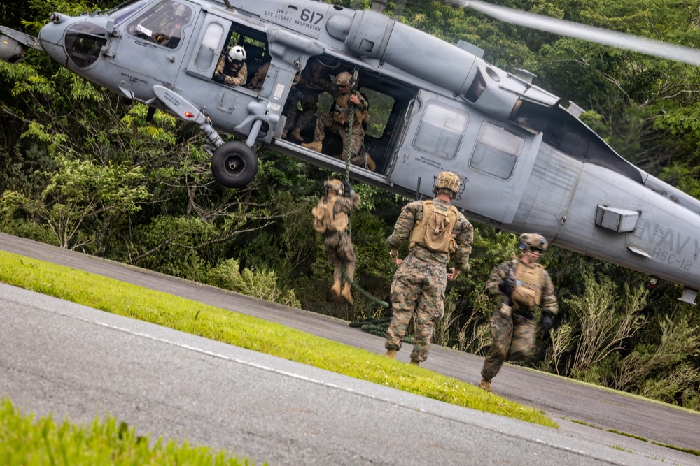 Fuji Viper 26.3 | U.S. Marines Conduct Fast-Rappelling Techniques