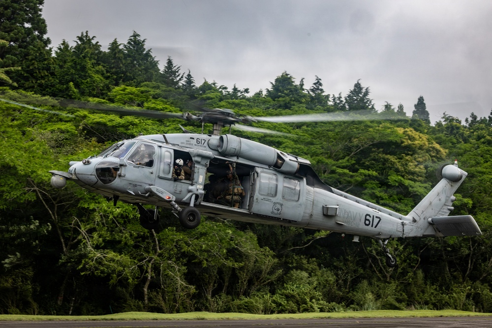 Fuji Viper 26.3 | U.S. Marines Conduct Fast-Rappelling Techniques