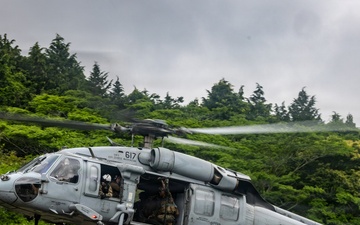 Fuji Viper 26.3 | U.S. Marines Conduct Fast-Rappelling Techniques