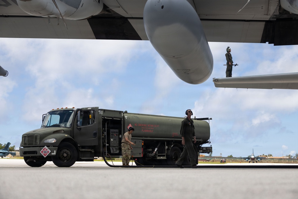 VMGR-152, VMFA-242 refuel aircraft during Valiant Shield