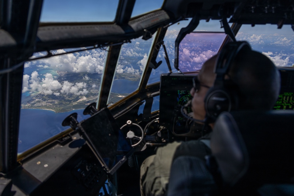 VMGR-152, VMFA-242 refuel aircraft during Valiant Shield