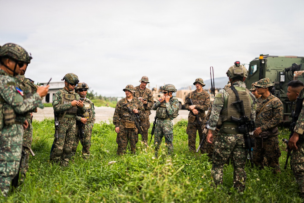 3rd Littoral Combat Team, Philippine marines conduct cover and concealment training during KAMANDAG 10