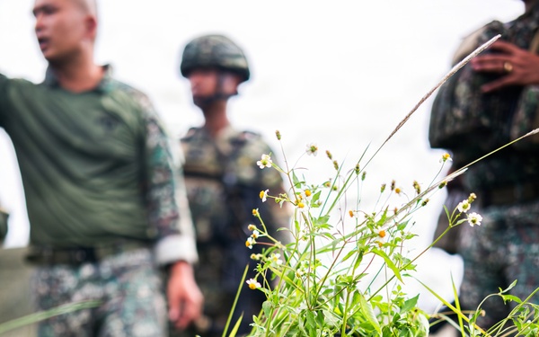 3rd Littoral Combat Team, Philippine marines conduct cover and concealment training during KAMANDAG 10