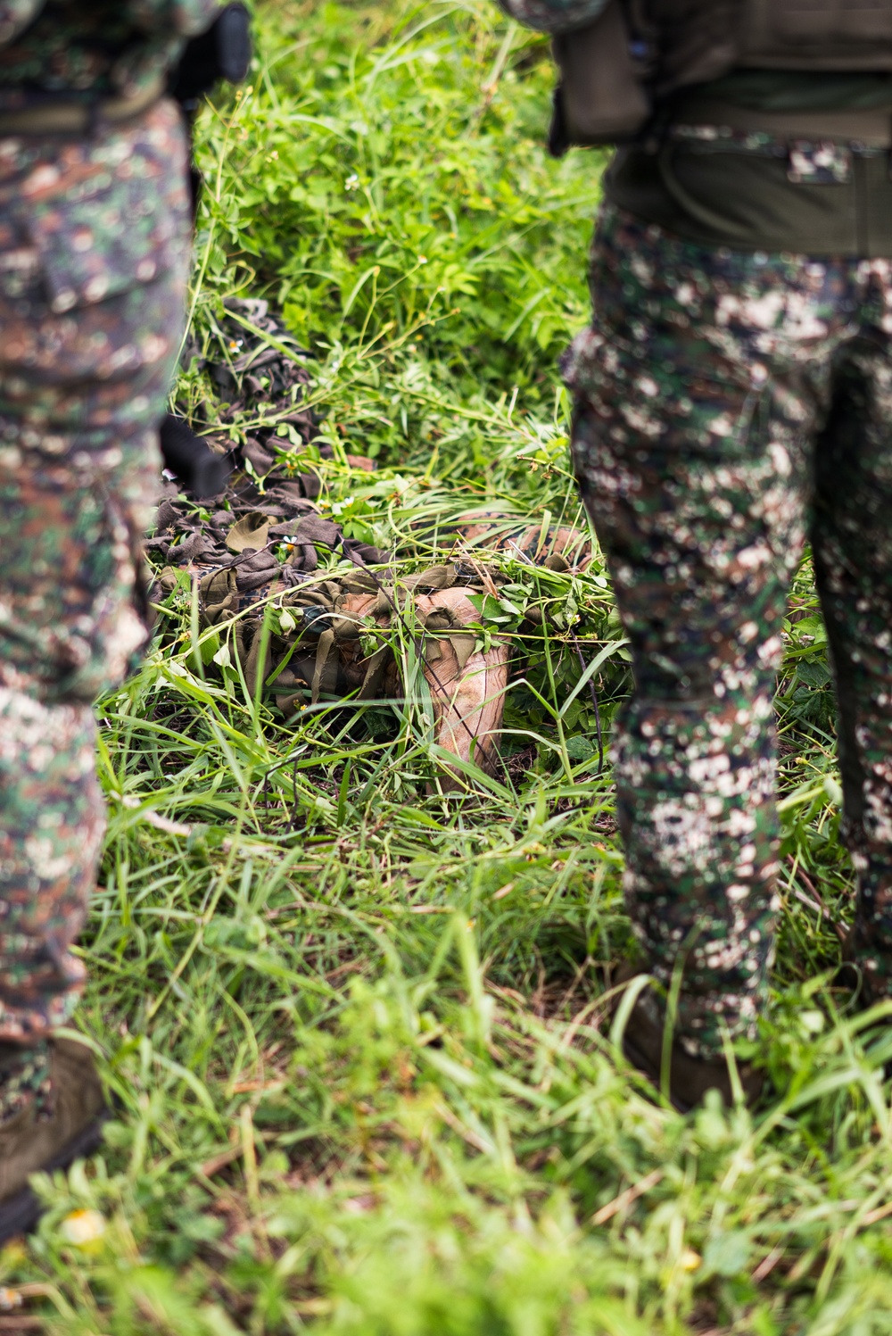 3rd Littoral Combat Team, Philippine marines conduct cover and concealment training during KAMANDAG 10