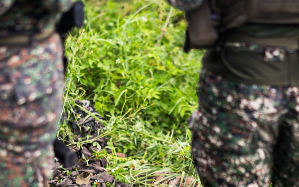 3rd Littoral Combat Team, Philippine marines conduct cover and concealment training during KAMANDAG 10