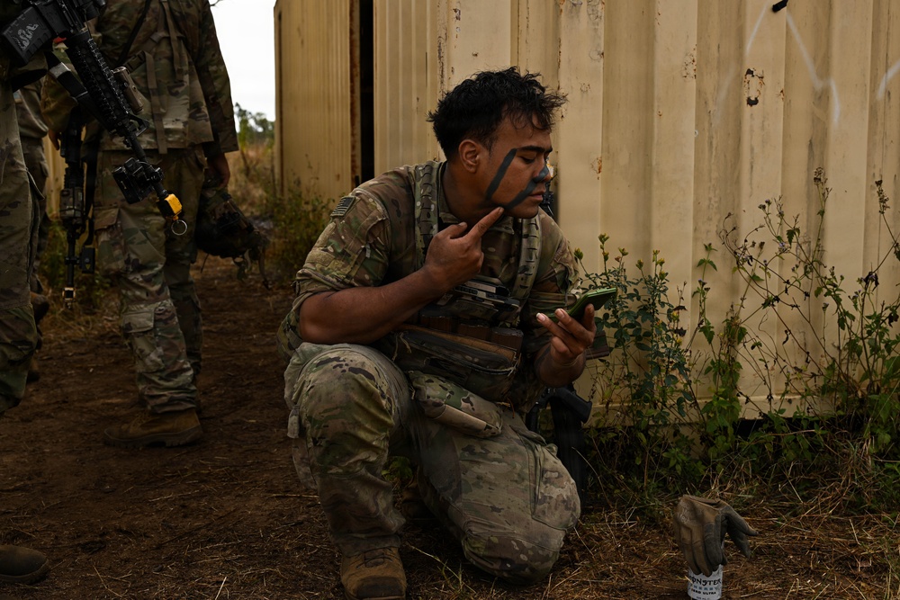 Southern Jackaroo 26: U.S. Army Soldier Applies Combat Paint