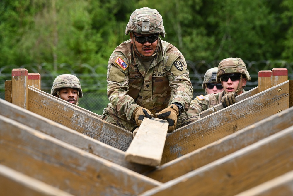 809th MRBC teamwork at Leaders Reaction Course