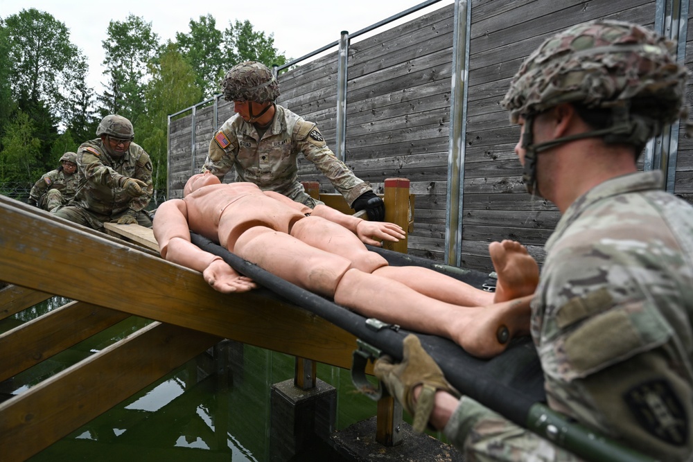 809th MRBC teamwork at Leaders Reaction Course
