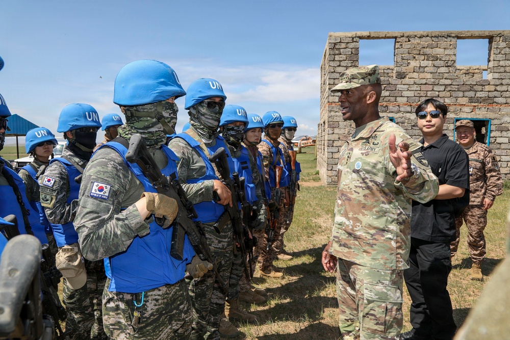 Gen. Brunson Engages with ROK Marines, Reinforces Combined Commitment at Khaan Quest 2026