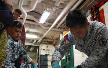 Philippine Maritime Forces conduct TCCC training aboard HMCS Ottawa during RIMPAC 2026