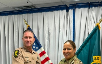 Fort McCoy Garrison commander receives Illinois State Patrol coin