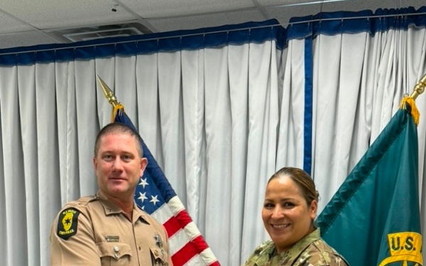 Fort McCoy Garrison commander receives Illinois State Patrol coin