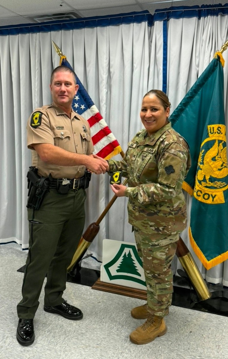 Fort McCoy Garrison commander receives Illinois State Patrol coin