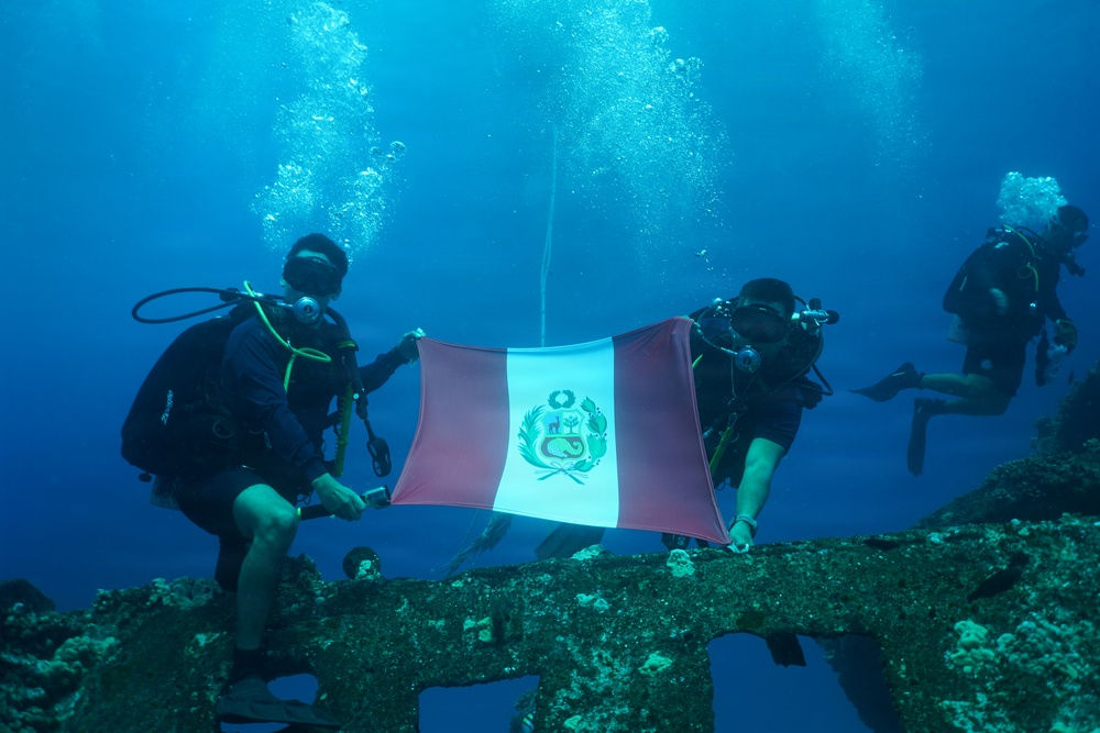 U.S., Mexican, Peruvian and Canadian Navy divers conduct familiarization dives during RIMPAC 2026