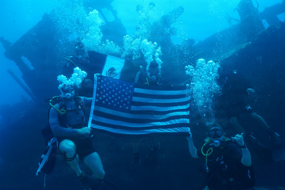 U.S., Mexican, Peruvian and Canadian Navy divers conduct familiarization dives during RIMPAC 2026
