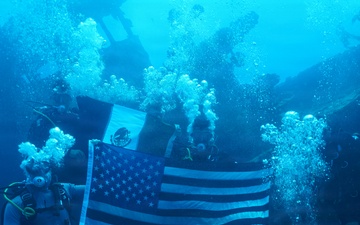 U.S., Mexican, Peruvian and Canadian Navy divers conduct familiarization dives during RIMPAC 2026