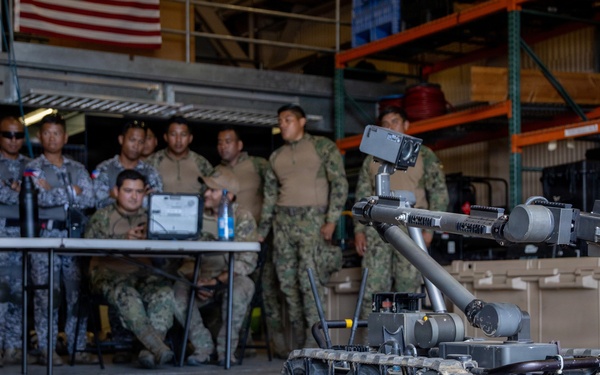 Multinational Explosive Ordinance Disposal Technicians Train During RIMPAC 26