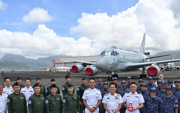 Chief of Staff, JMSDF visits JS Kongo and Air Squadron 5  during RIMPAC 2026