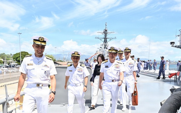 Chief of Staff, JMSDF Visits JS Kongo and Air Squadron 5  During RIMPAC 2026