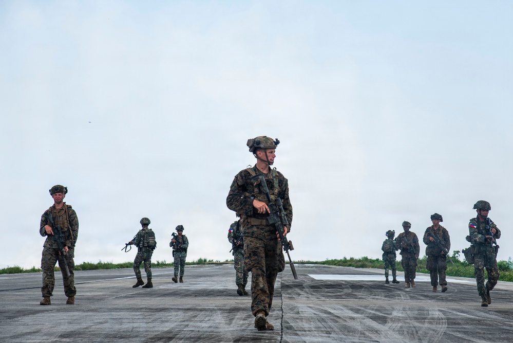 U.S., Philippine Marines train tactical combat casualty care during KAMANDAG 10