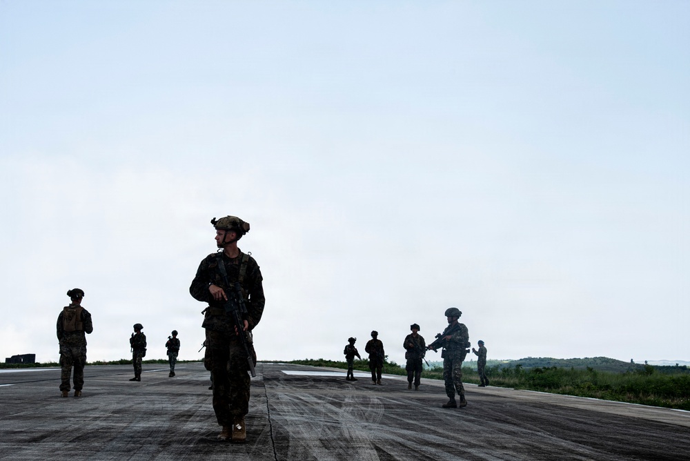 U.S., Philippine Marines train tactical combat casualty care during KAMANDAG 10