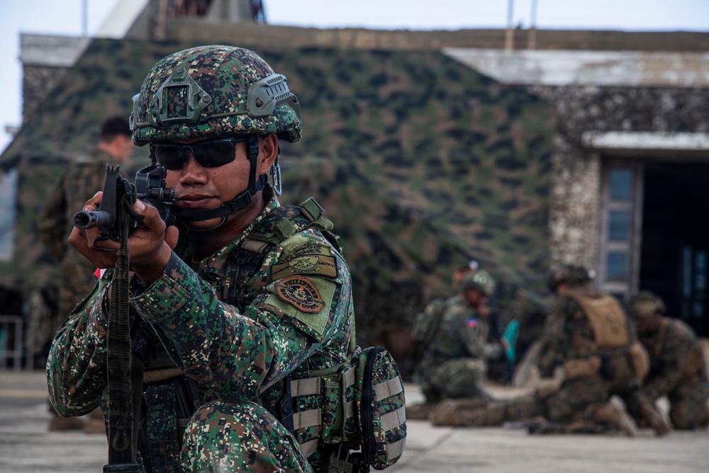 U.S., Philippine Marines train tactical combat casualty care during KAMANDAG 10