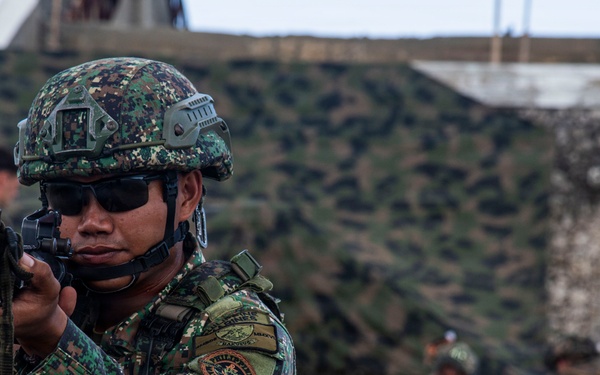 U.S., Philippine Marines train tactical combat casualty care during KAMANDAG 10