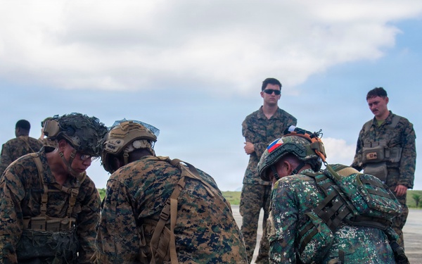 U.S., Philippine Marines train tactical combat casualty care during KAMANDAG 10