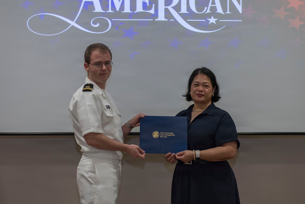 RLSO Westpac Hosts Naturalization Ceremony Aboard CFAY