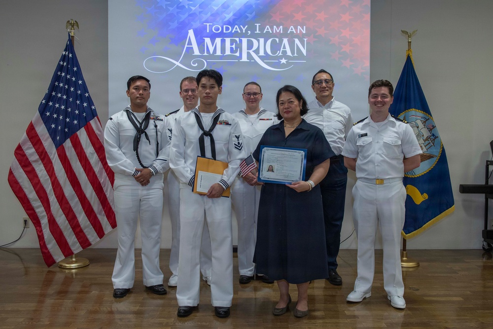 RLSO Westpac Hosts Naturalization Ceremony Aboard CFAY
