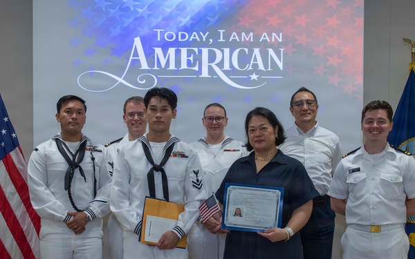 RLSO Westpac Hosts Naturalization Ceremony Aboard CFAY