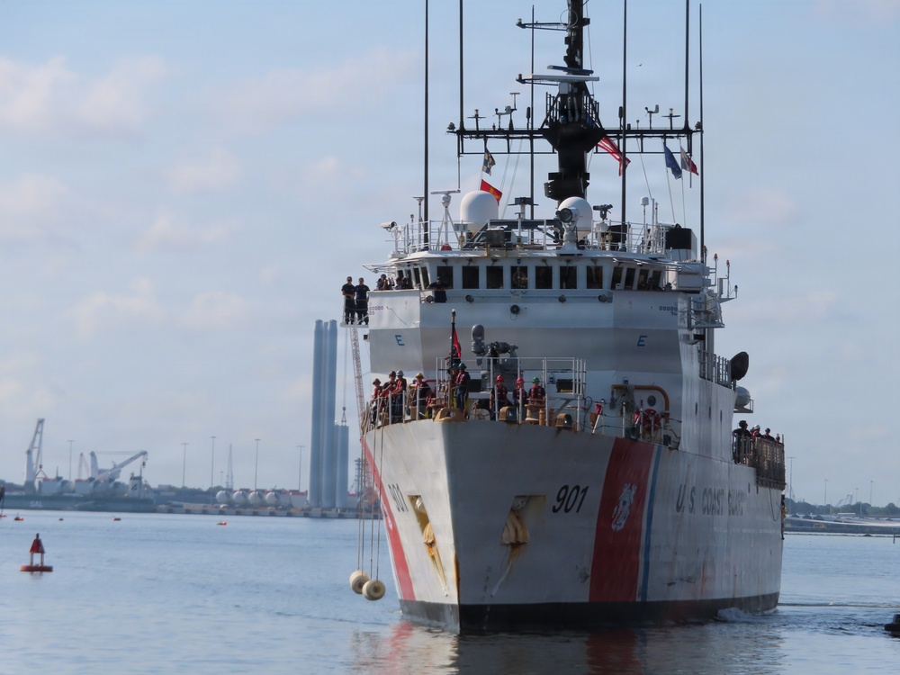 Cutter Bear returns home following a counter-narcotic patrol in the Eastern Pacific Ocean
