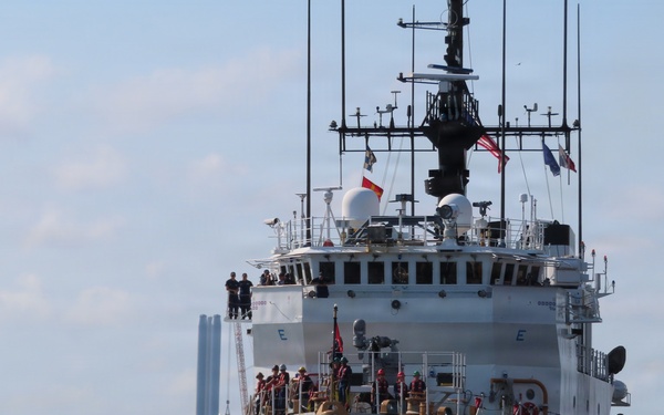 Cutter Bear returns home following a counter-narcotic patrol in the Eastern Pacific Ocean
