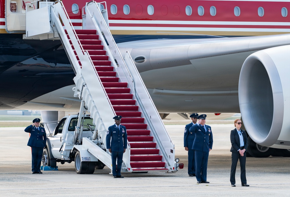 President Trump departs Andrews aboard new Air Force One