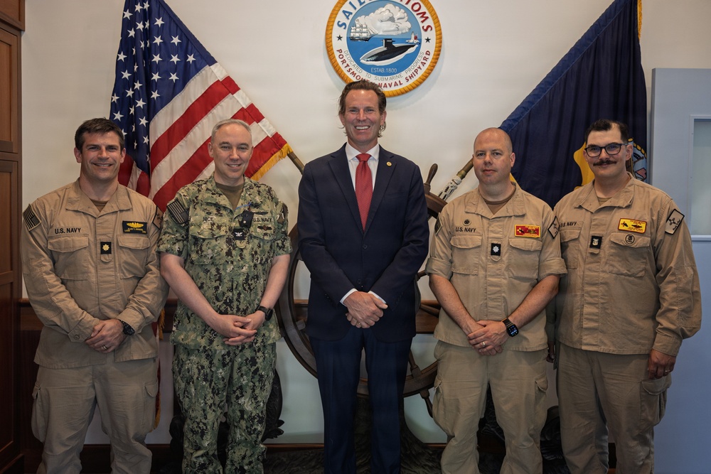 Mayor of Portsmouth Visits PNSY